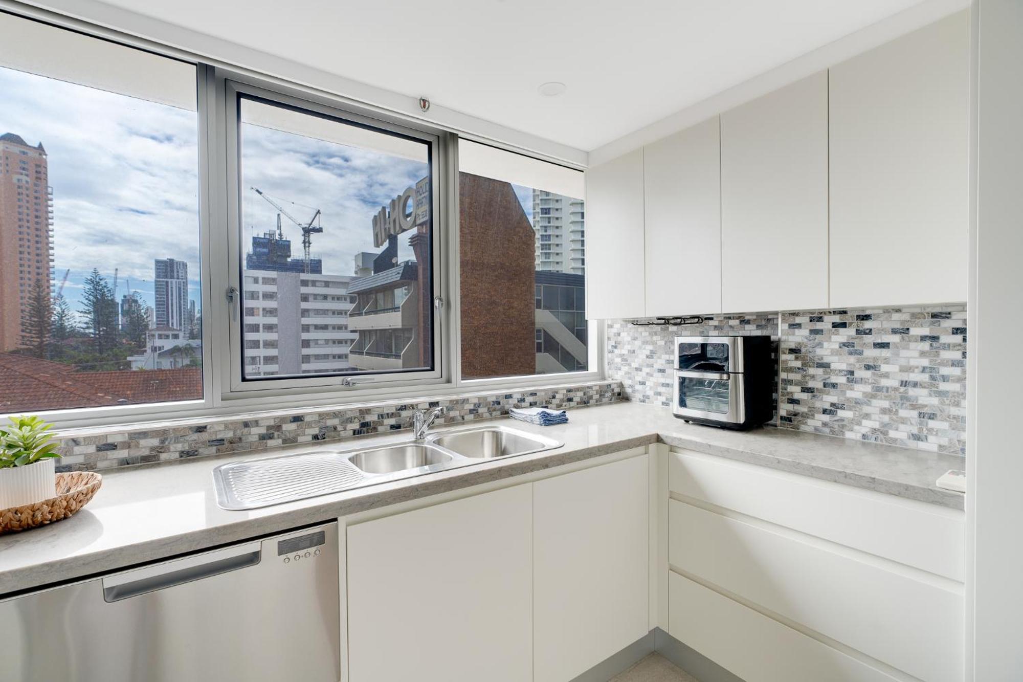Apartment 2br Beachfront Bliss In Broadbeach ! Ocean Views!