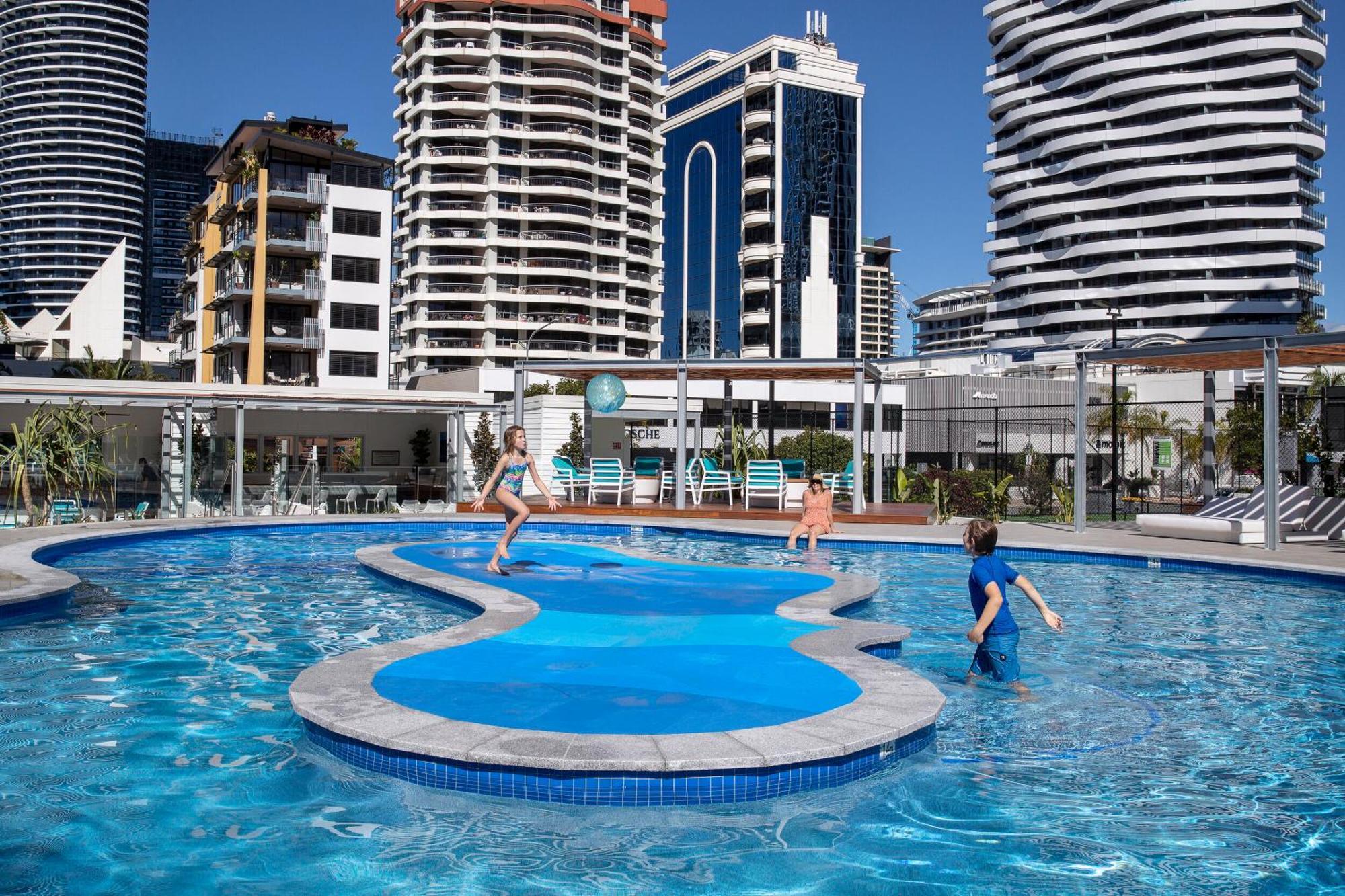 Apartment 2br Beachfront Bliss In Broadbeach ! Ocean Views! *
