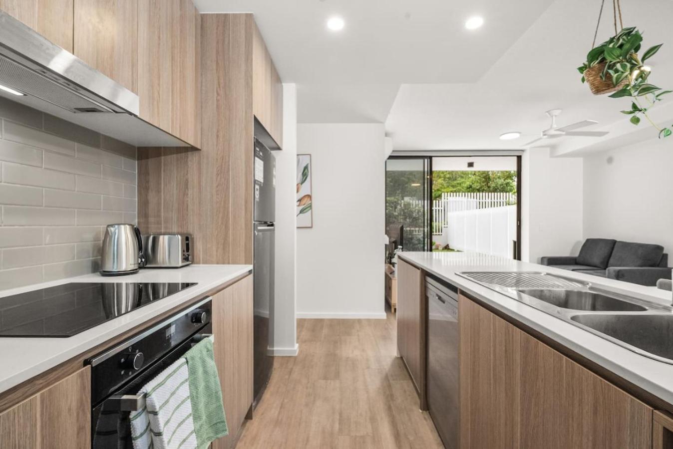 180m Terrace Spacious 2beds Near Shop And Gold Coast