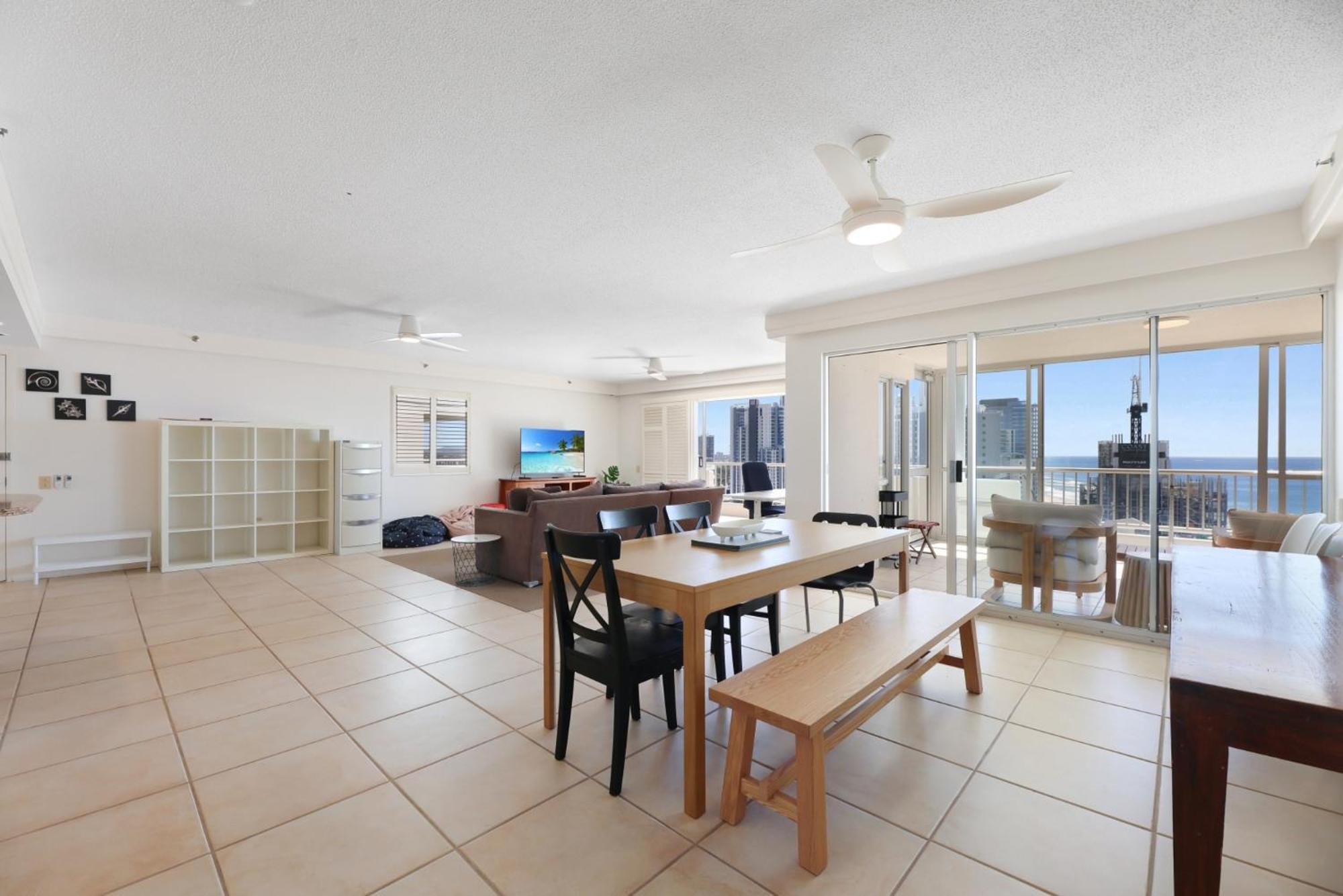 Surfers Paradise Escape With Premium Amenities Apartment