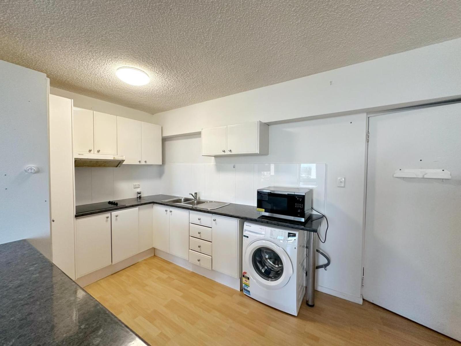 Surfers Private Apartment *