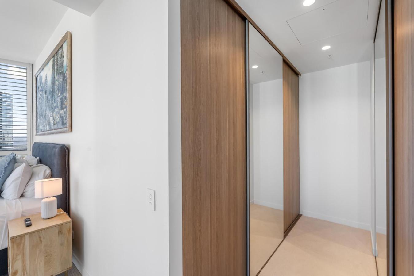 The Sub-penthouse - Ocean View 34floor 3br In Broadbeach With Parking And Pool *