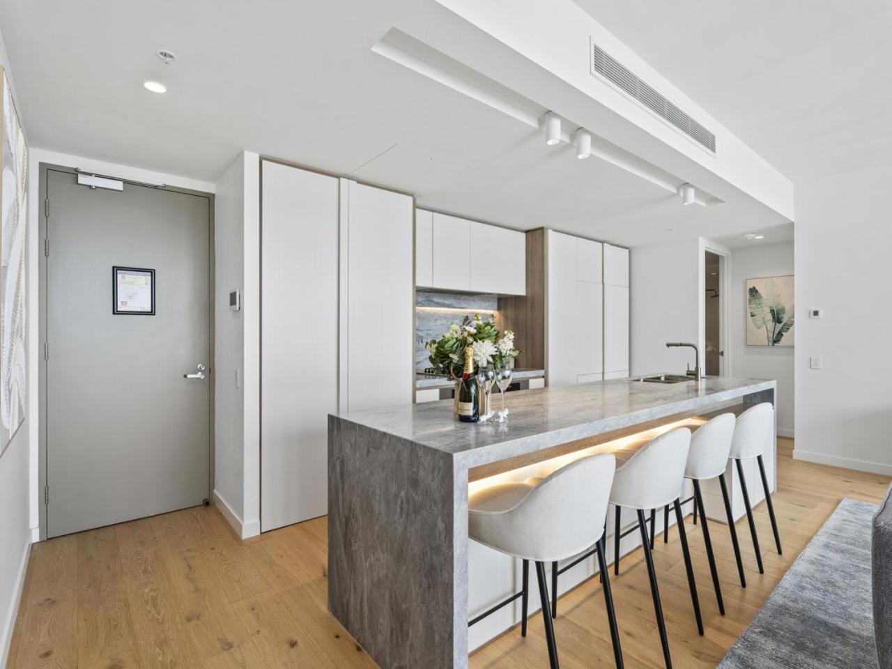 The Sub-penthouse - Ocean View 34floor 3br In Broadbeach With Parking And Pool Apartment Gold Coast