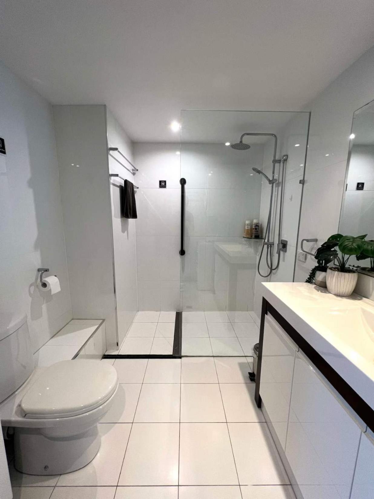 High Level Spacious Ocean View At Surfers Gold Coast