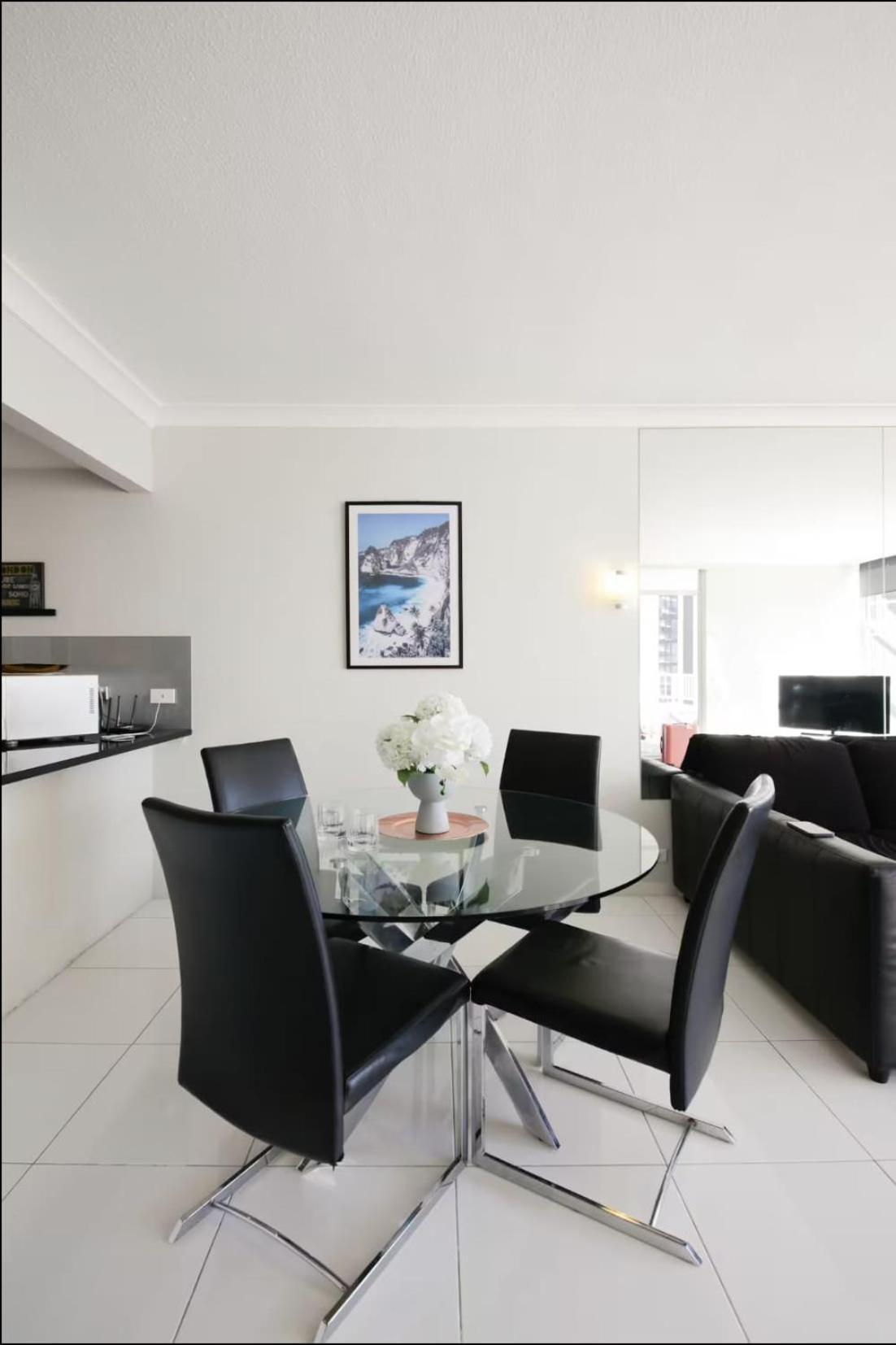 High Level Spacious Ocean View At Surfers *