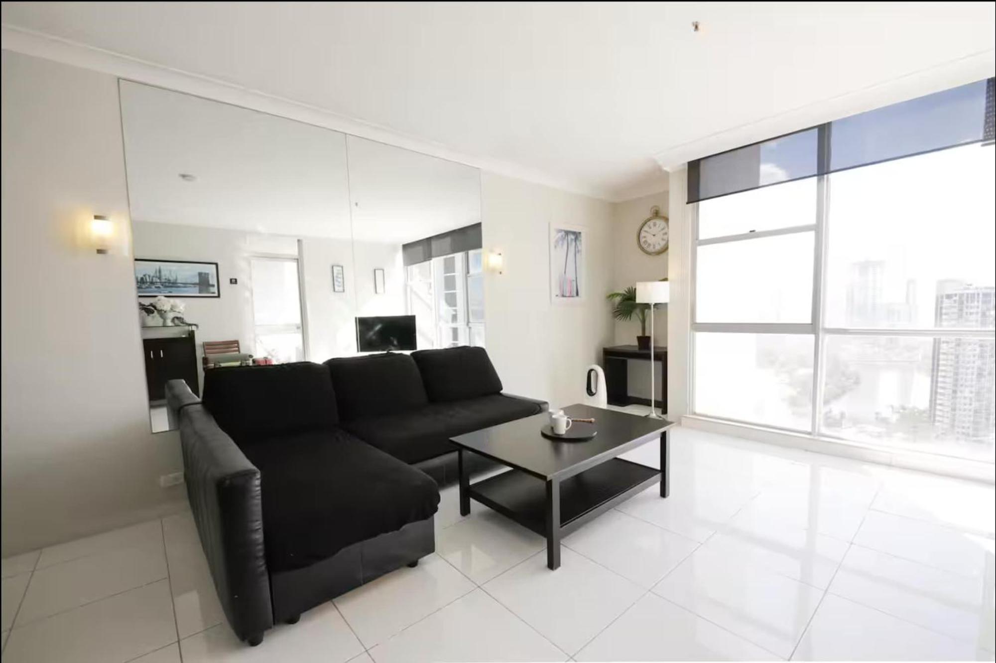 High Level Spacious Ocean View At Surfers *
