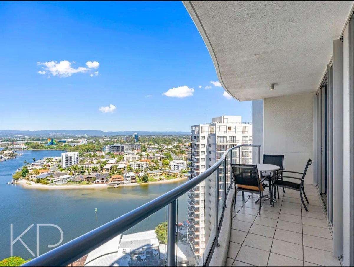 Apartment Panoramic Views Surfers-chevron.