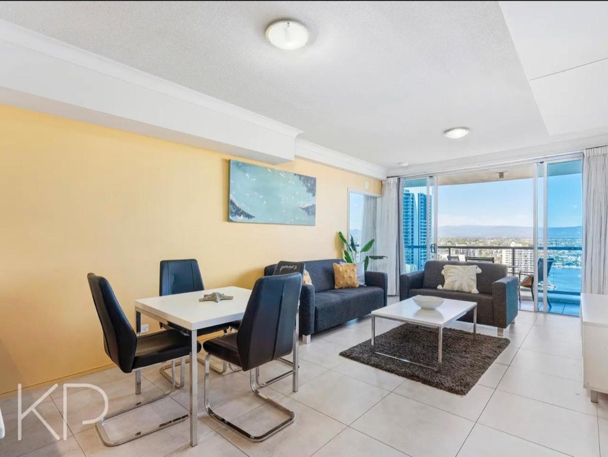 Panoramic Views Surfers-chevron. Apartment