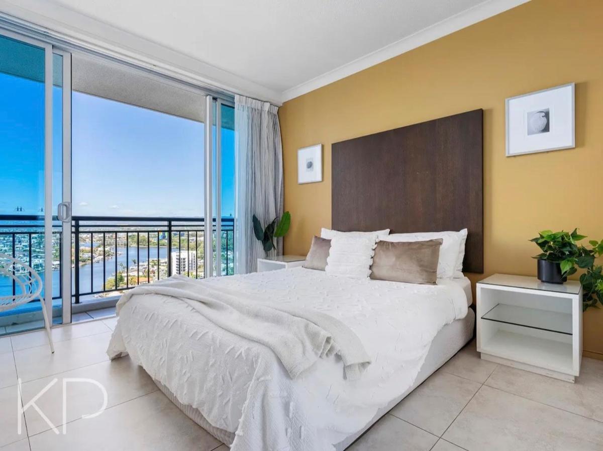 Panoramic Views Surfers-chevron. Apartment