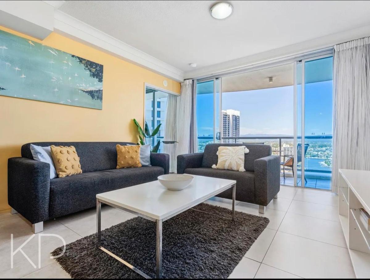 Apartment Panoramic Views Surfers-chevron. Gold Coast