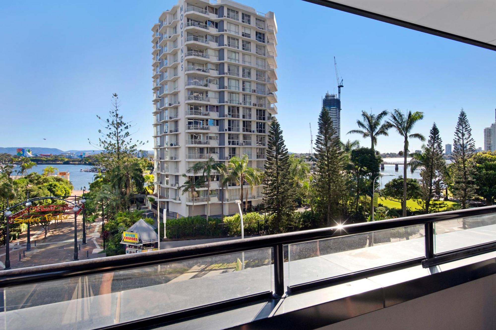 Apartment Circle On Cavill - Self Contained & Privately Managed - Wow
