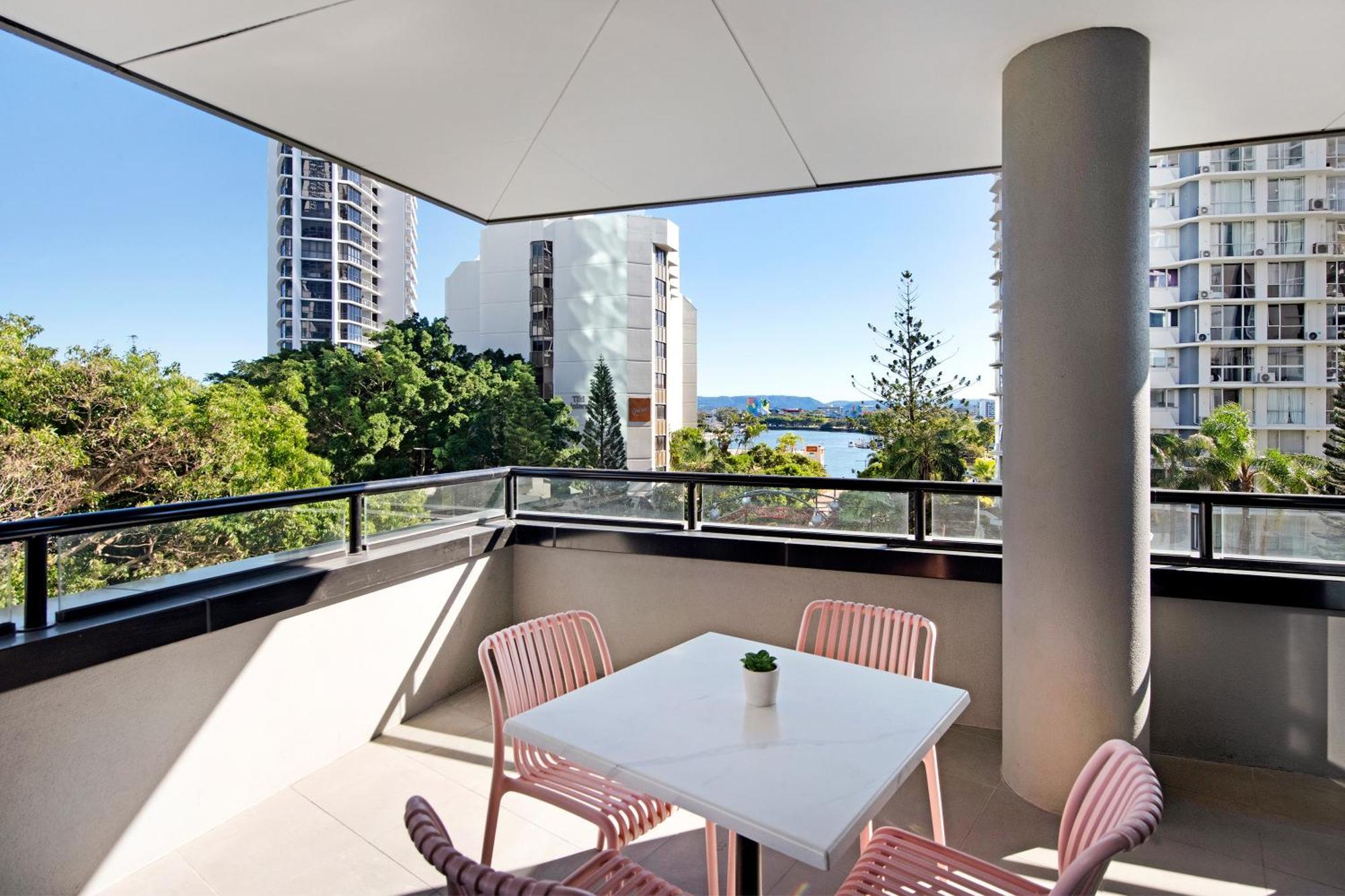 Apartment Circle On Cavill - Self Contained & Privately Managed - Wow *