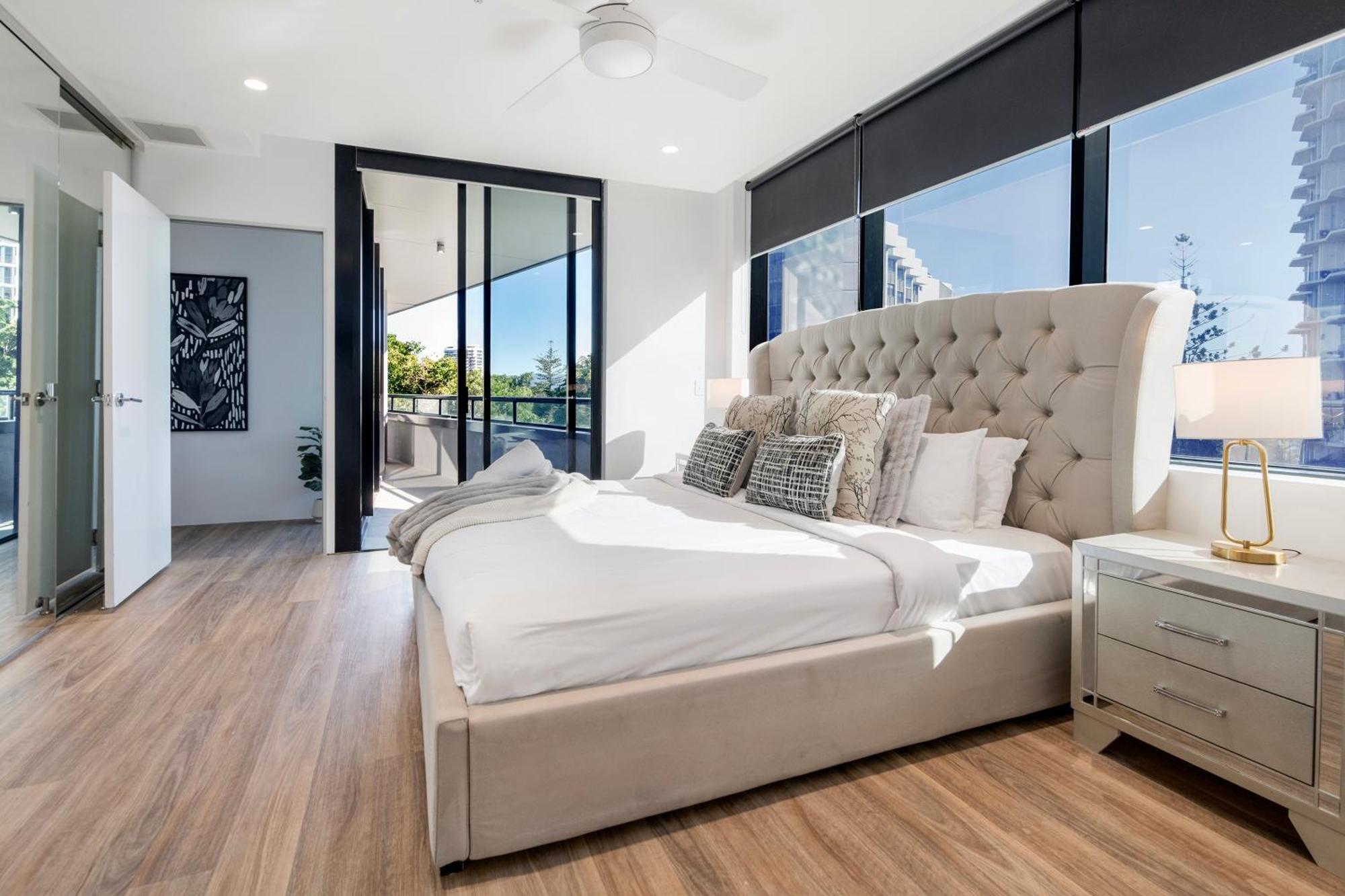 Apartment Circle On Cavill - Self Contained & Privately Managed - Wow