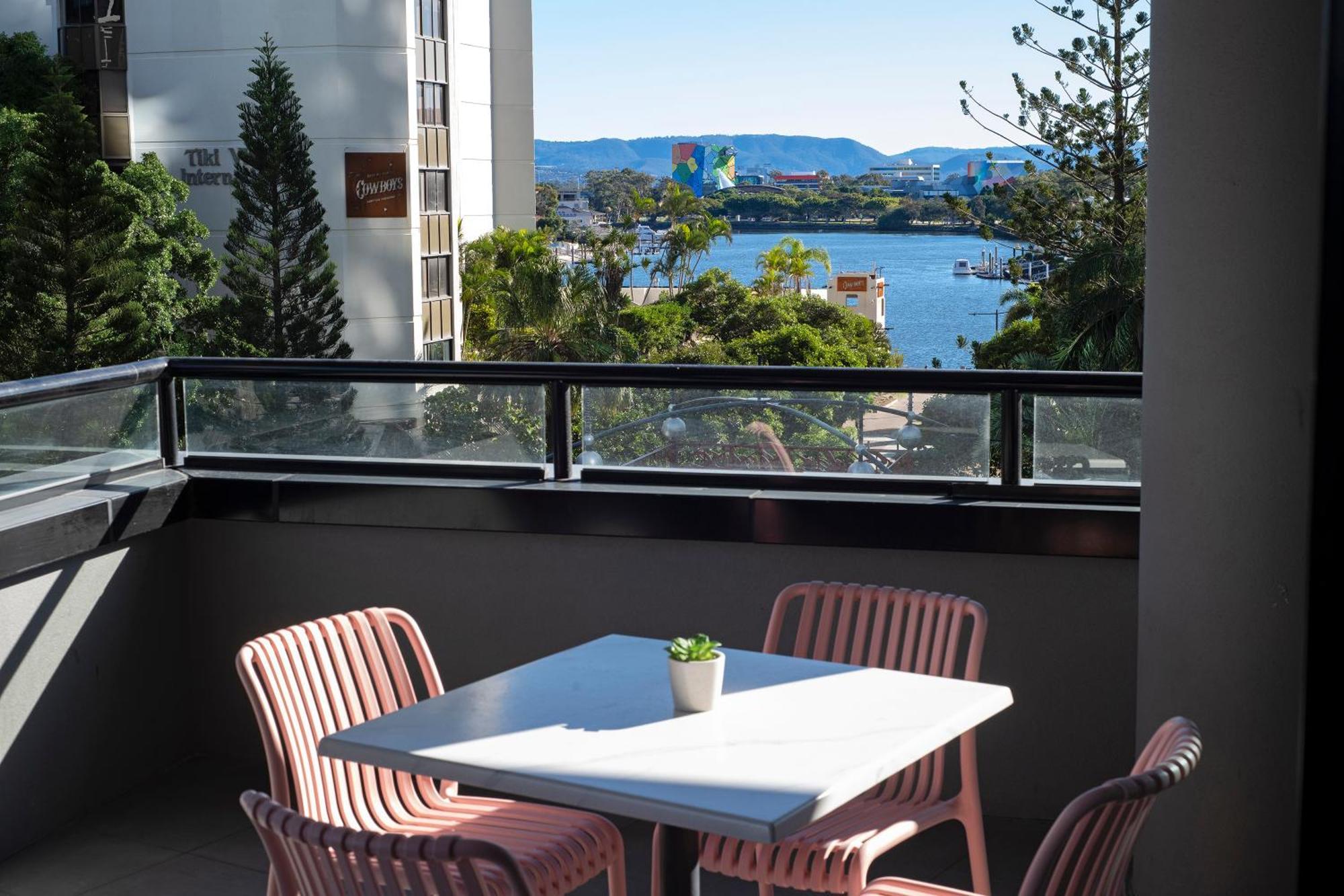 Apartment Circle On Cavill - Self Contained & Privately Managed - Wow *