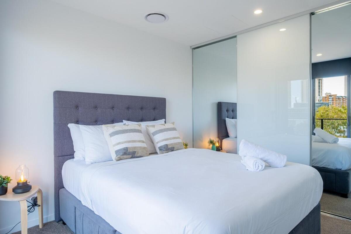 Modern 1 Bedroom Pool, Gym Apartment Gold Coast
