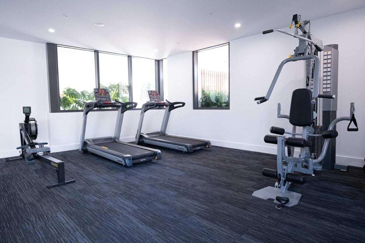 Modern 1 Bedroom Pool, Gym Apartment Gold Coast