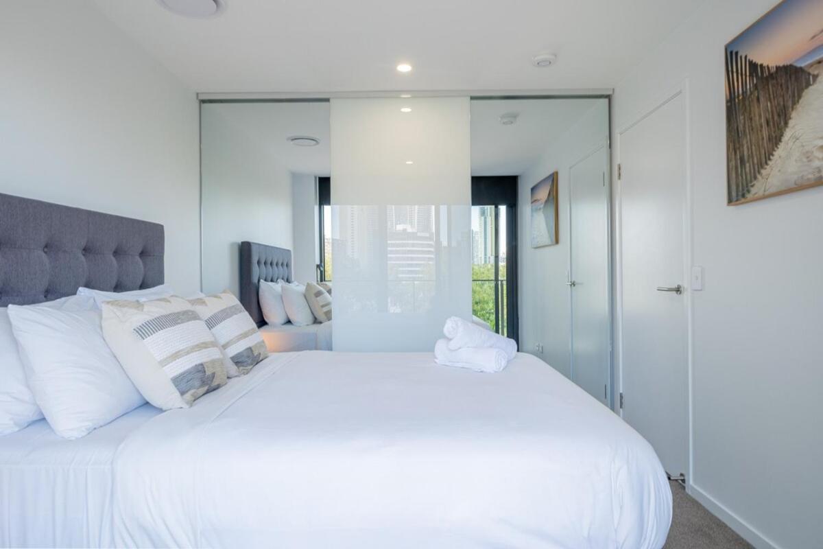 Modern 1 Bedroom Pool, Gym Gold Coast