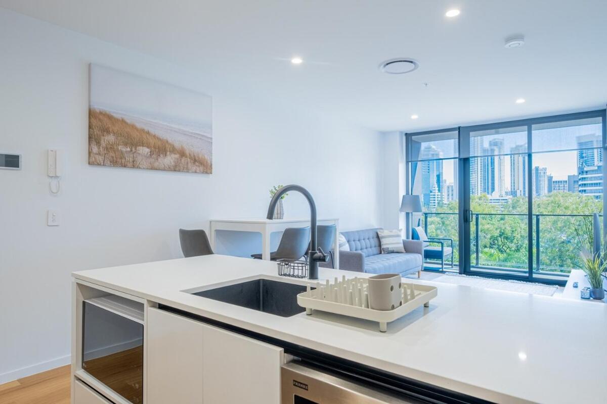 Modern 1 Bedroom Pool, Gym