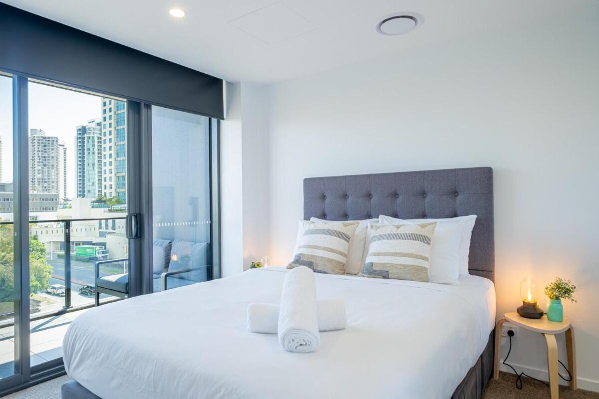 Modern 1 Bedroom Pool, Gym Apartment Gold Coast