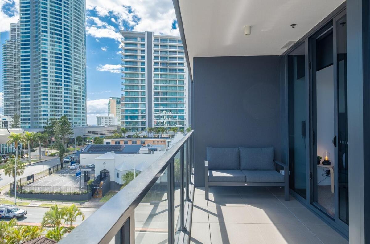 Modern 1 Bedroom Pool, Gym Apartment