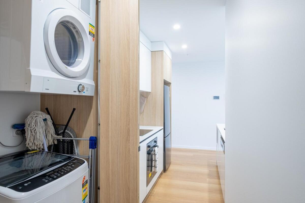 Modern 1 Bedroom Pool, Gym Apartment *