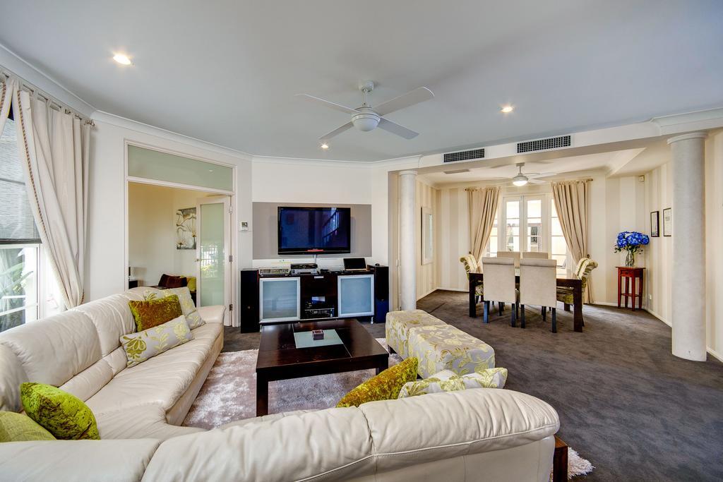 Broadbeach Waterfront Holiday House Holiday home *