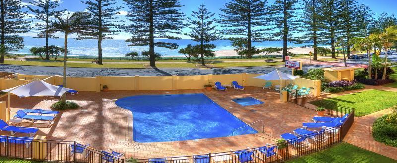 Hotel Columbia On Rainbow Bay 4*