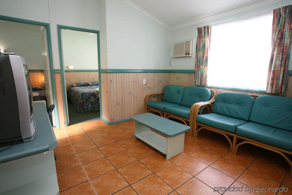 Ashmore Palms Village 4*