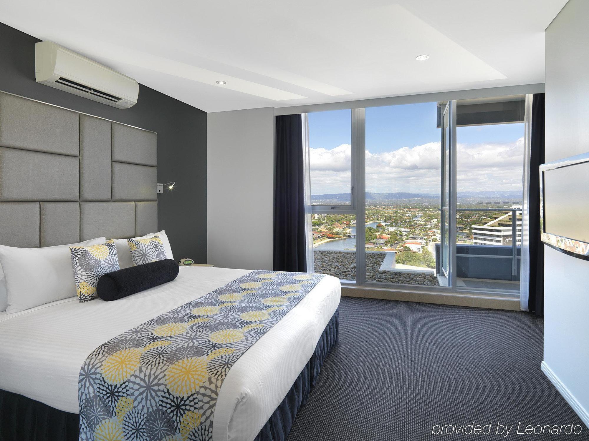 Meriton Broadbeach Hotel 5*