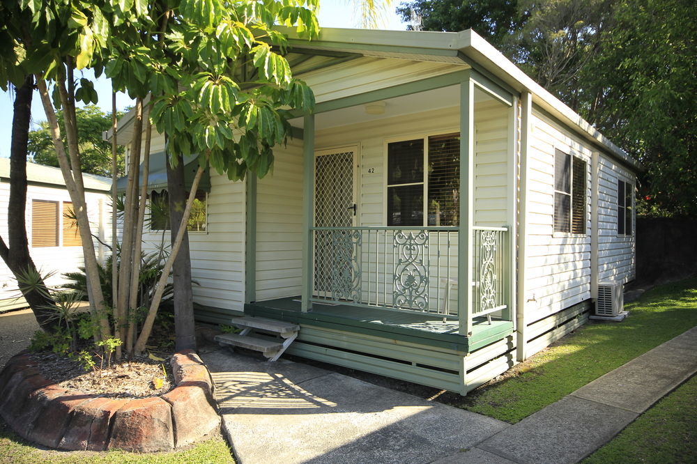 Ashmore Palms Village 4*