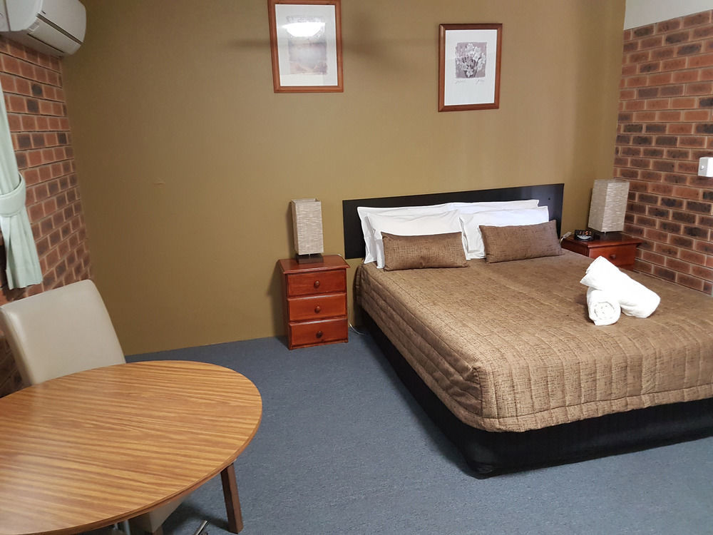 Airport - Only 300 Meters To Airport Terminal Motel