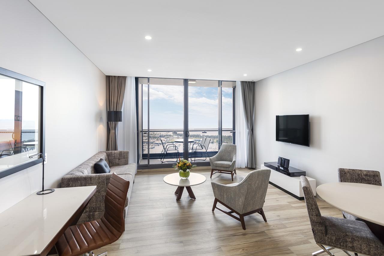 Meriton Southport Hotel 5*