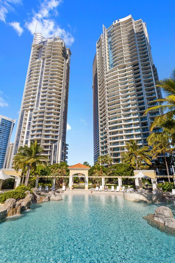 Chevron Renaissance Apartment *