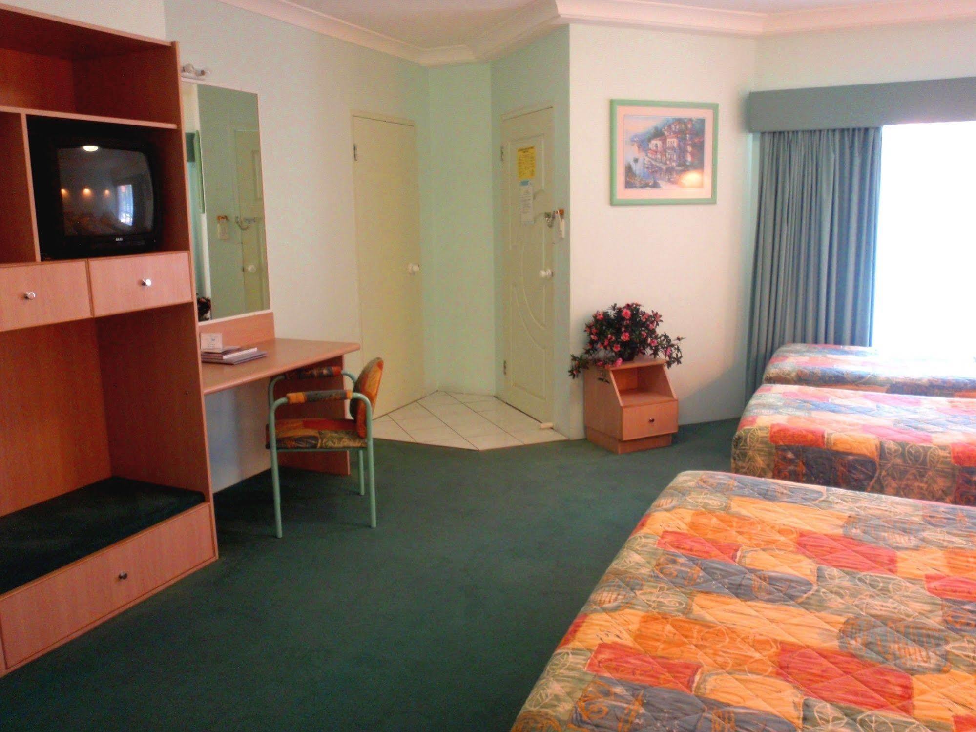 Runaway Bay Motor Motel 4*
