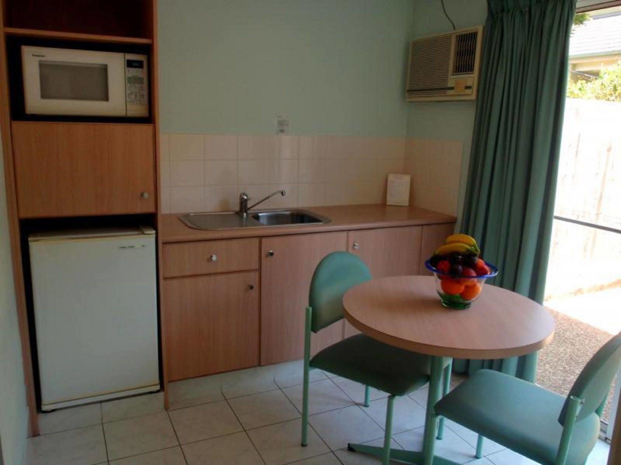 Runaway Bay Motor Motel 4*