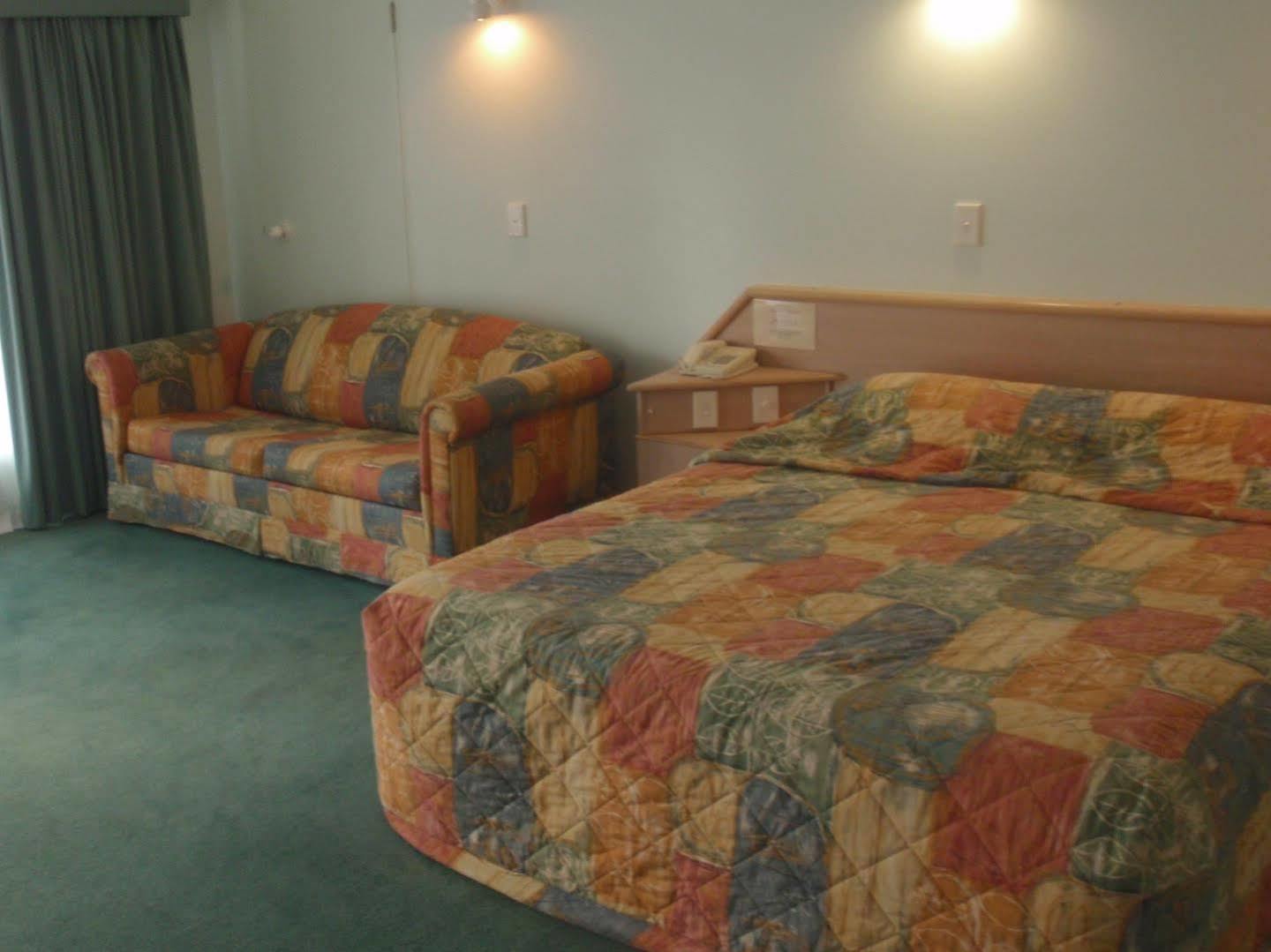 Runaway Bay Motor Motel
