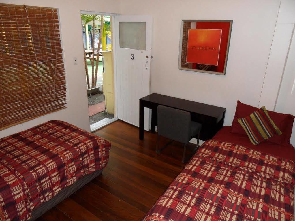 Hostel Backpackers In Paradise 18-35