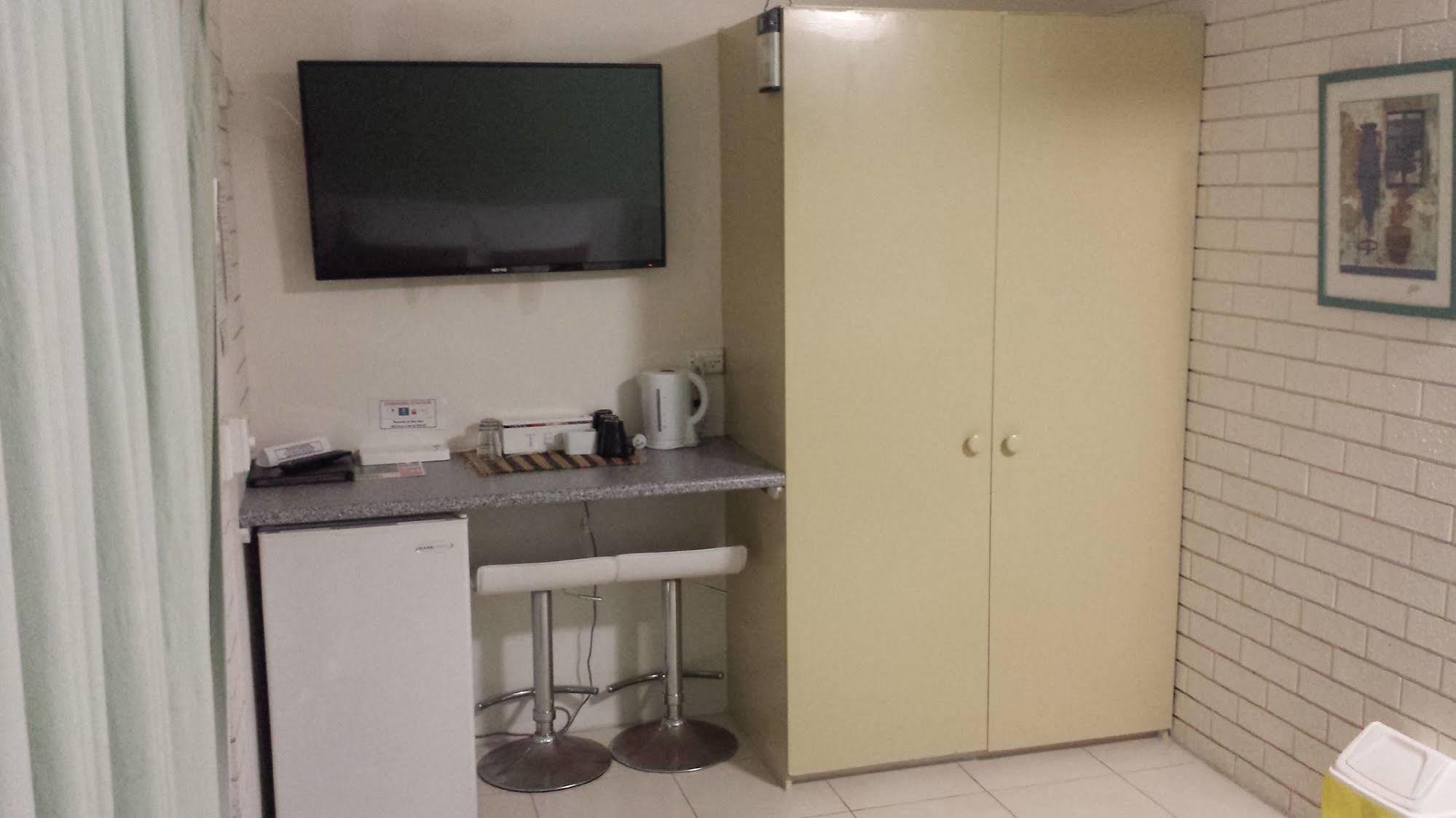 Airport - Only 300 Meters To Airport Terminal Motel 3*