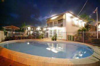Tropicana Motel 3*