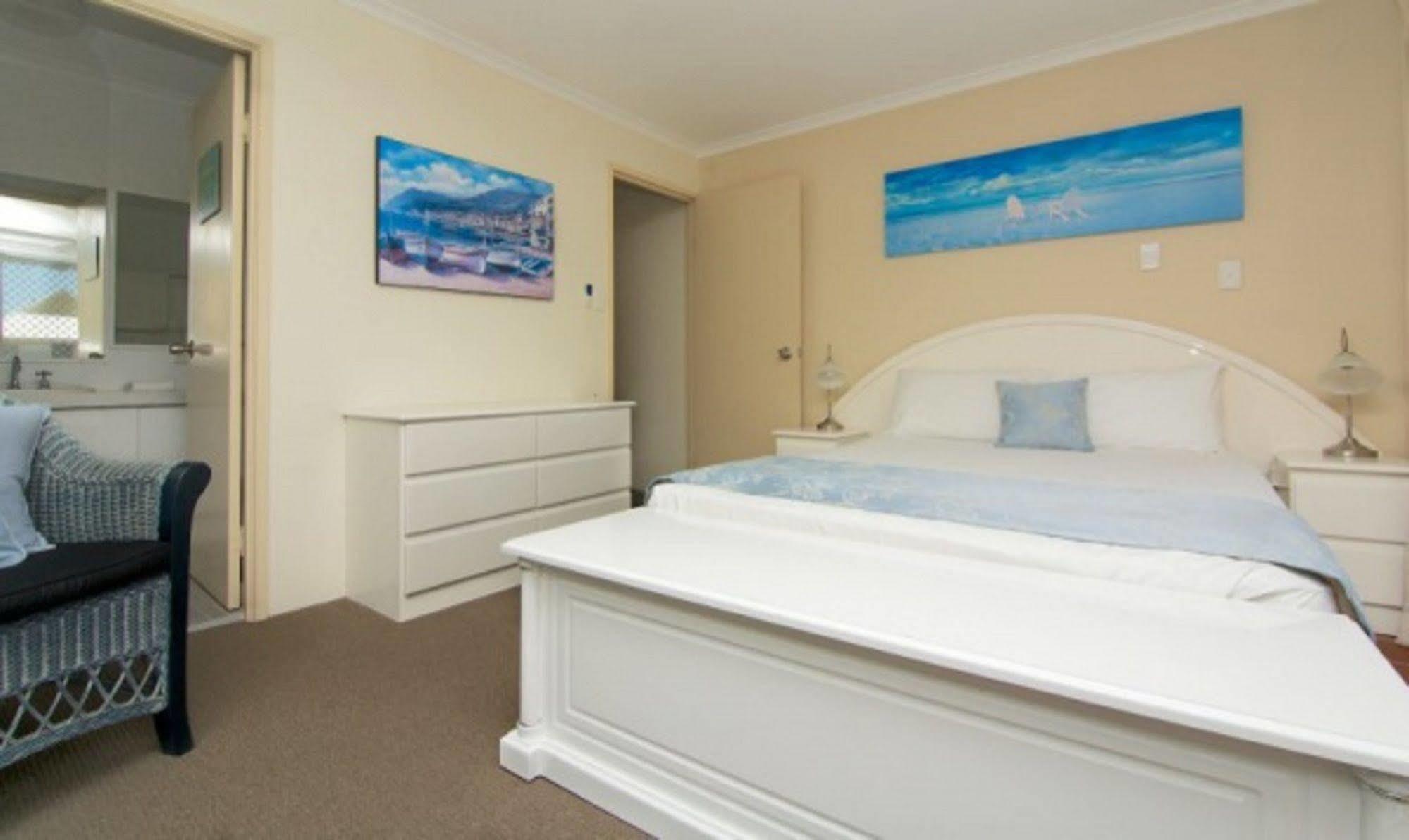 Crystal Beachfront Aparthotel 3*