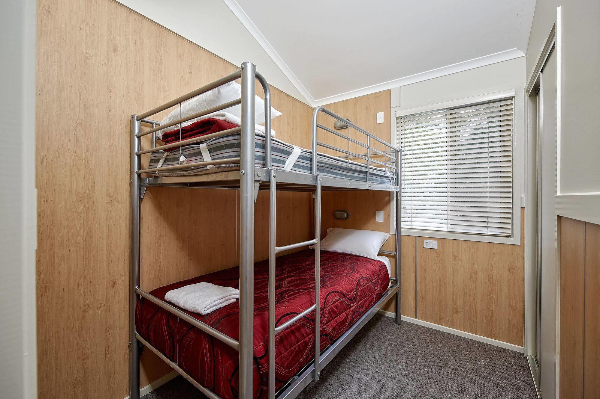 Ashmore Palms Village 4*