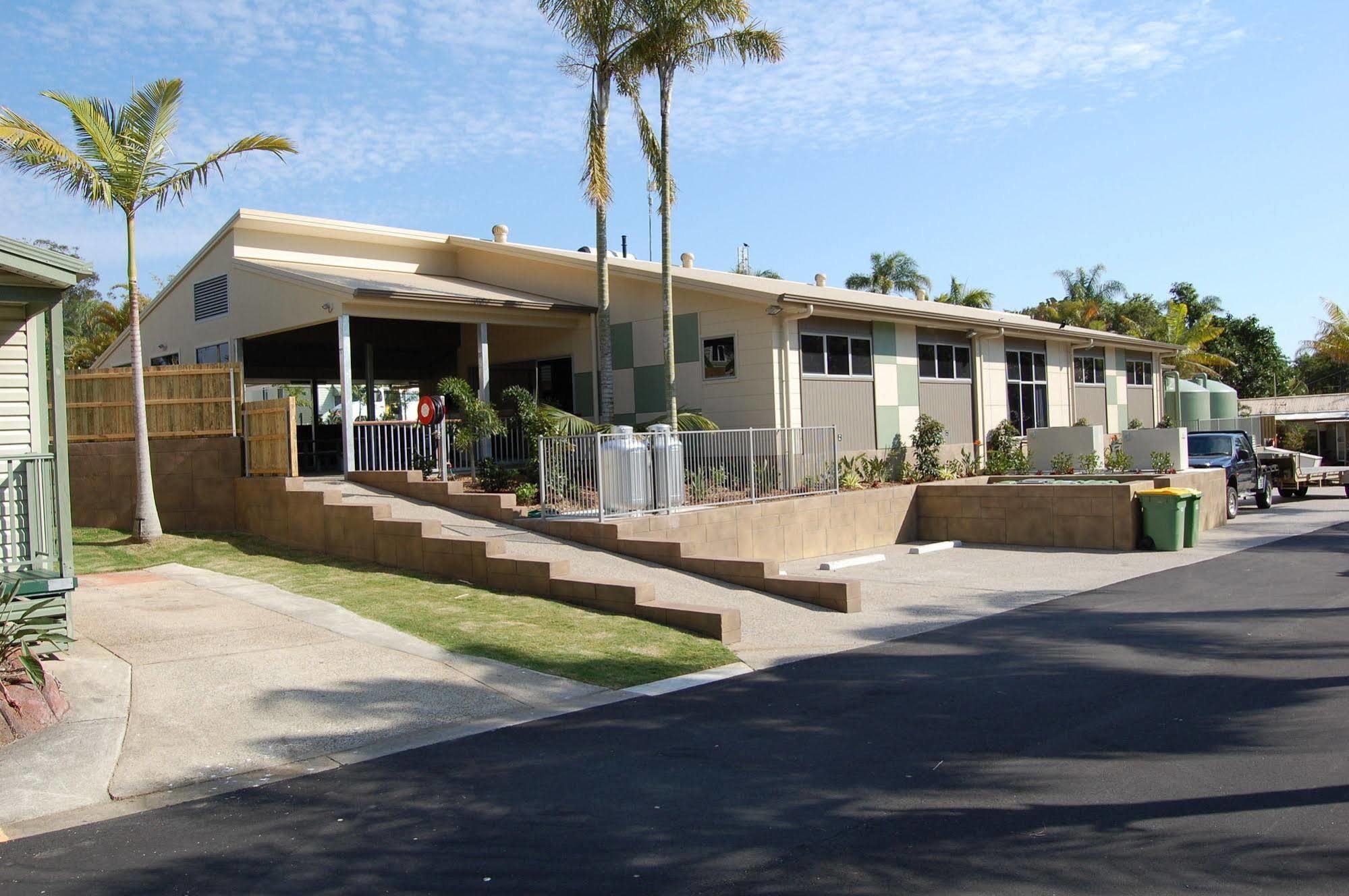 Ashmore Palms Village 4*