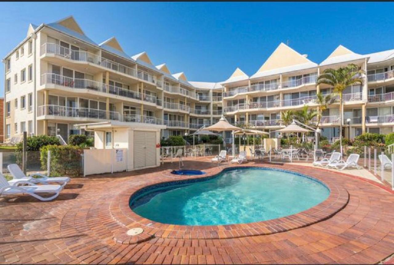 Crystal Beachfront Aparthotel 3*