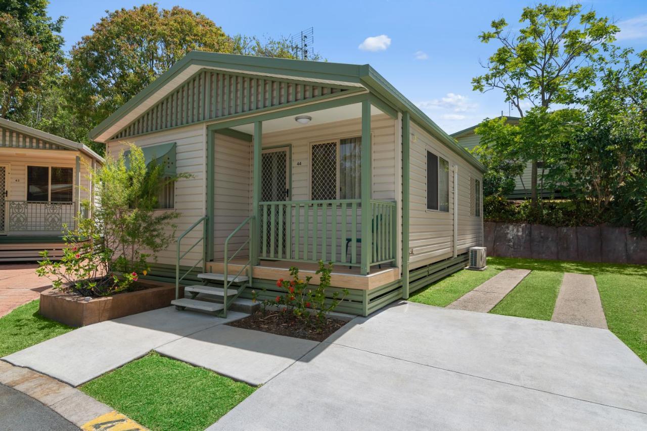 Ashmore Palms Village 4*