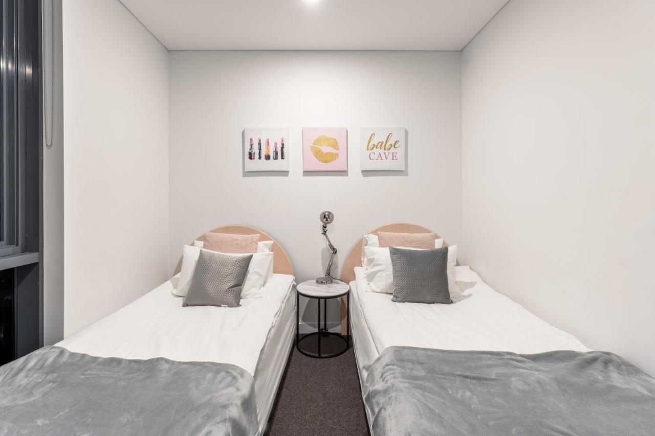 Modern, Carefree Living Style Apt In Southport *