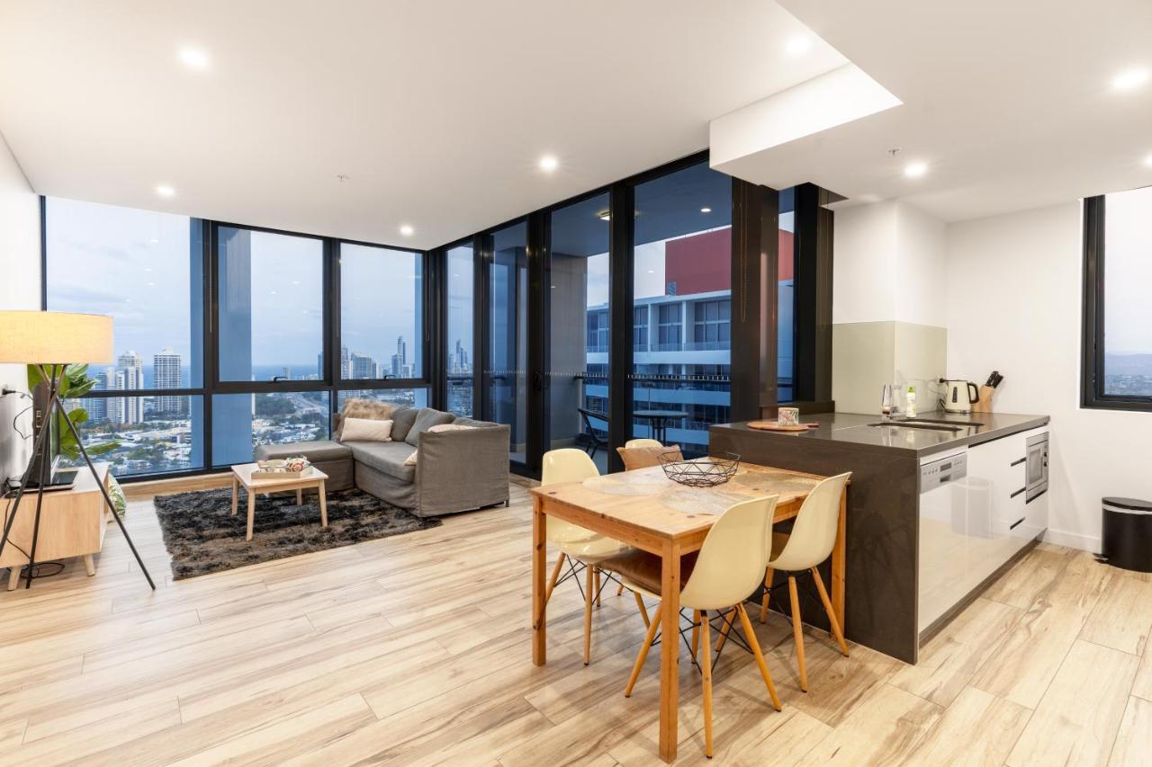 Modern, Carefree Living Style Apt In Southport Apartment
