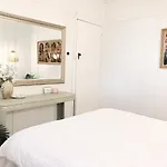 Boutique Vintage Styled Unit, Metres From Beach