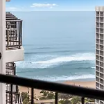 Ocean-View Studio Near Beach With Rooftop Jacuzzis