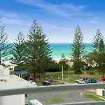 Glamorous Unit With Pools, Balcony & Ocean Vistas