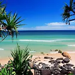 Lovely 1 Bedroom Apartment Steps To The Beach